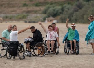 Pentru al doilea an consecutiv, Caiac SMile accesibilizează plajele pentru persoanele cu dizabilități